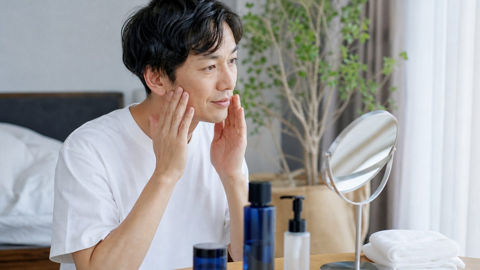 朝のスキンケアをする40代男性のイメージ